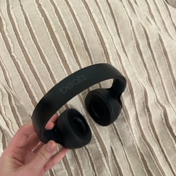 Beats By Dr. Dre Solo ProNoise cancellingHeadphone Bluetooth withmicrophone